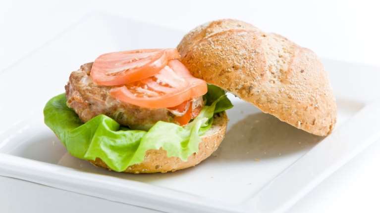 Αφράτα μπιφτέκια κοτόπουλου με βρώμη - Η εύκολη συνταγή για λαχταριστά ζουμερά μπιφτέκια