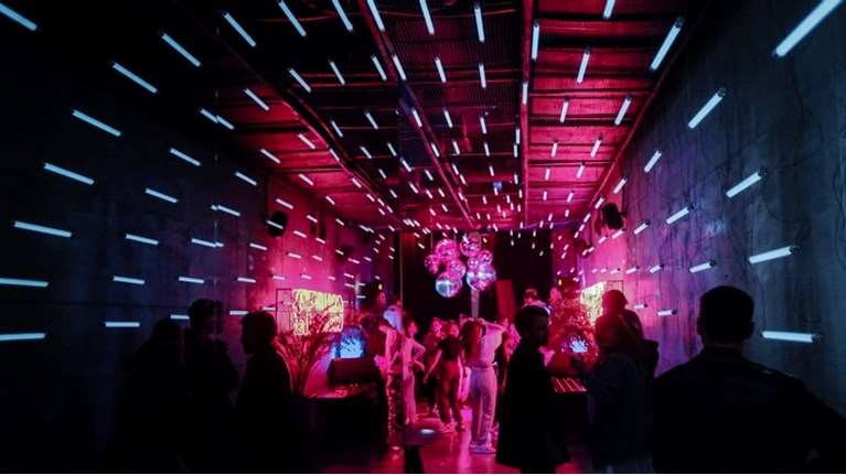 Aδιανότητο: Νέο κορονό-πάρτι 70 ατόμων λίγο πριν από το γενικό lockdown στη Ρόδο