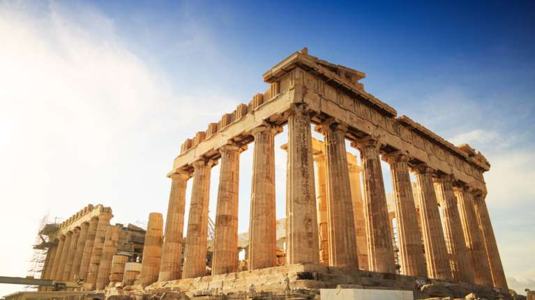 Dior στην Αθήνα: Τι επιτρέπεται, τι απαγορεύεται και πόσο θα κοστίσει στο γαλλικό οίκο η φωτογράφηση στα μνημεία