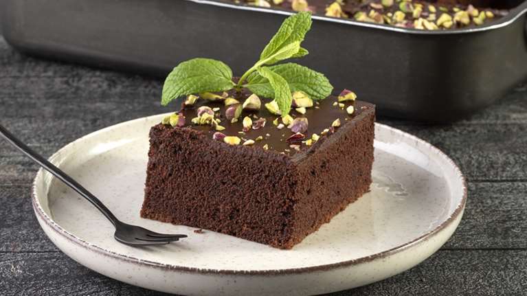 Πετρετζίκης: Συνταγή για κέικ σοκολάτας με γλάσο καραμέλας, όνειρο - Ετοιμο σε 20 λεπτά