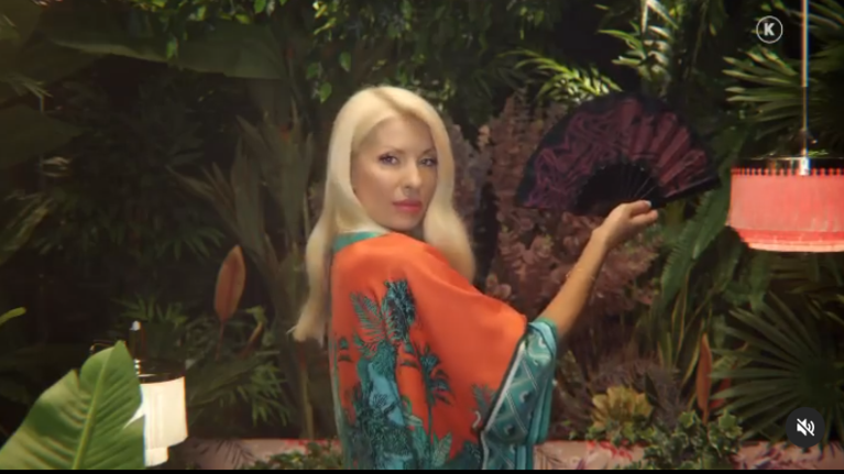 Ελένη Μενεγακη: &quot;Γκέισα&quot; και αμήχανη &quot;Κάρι Μπράντσο&quot; στο τρέιλερ της εκπομπής της