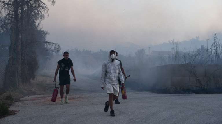 Φωτιά στην Πεντέλη: Στο νοσοκομείο για πρώτες βοήθειες 34 άτομα- Με σοβαρά εγκαύματα ο ένας