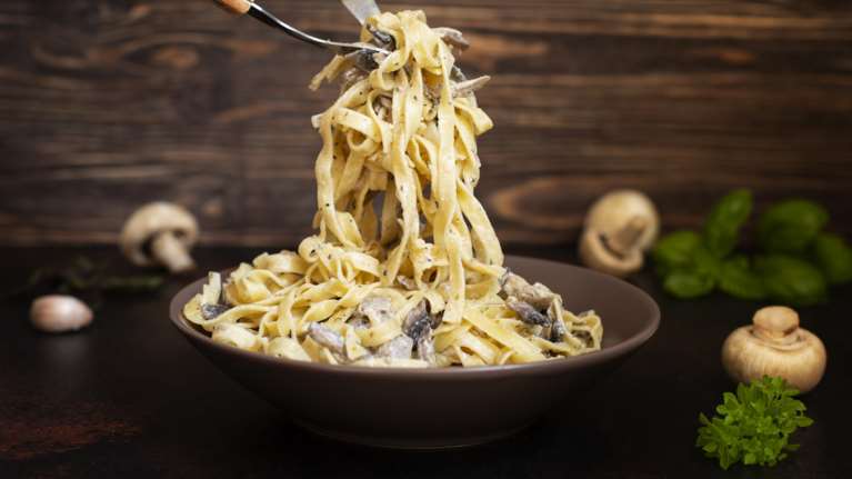 Συνταγή: Η πιο απλή, light και δροσερή μακαρονάδα με κιμά μανιταριών και σάλτσα γιαουρτιού
