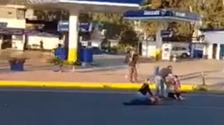 Βίντεο ντοκουμέντο από το τροχαίο στην Αθηνών-Κορίνθου: Τον σκότωσε μοτοσικλέτα μπροστά στα μάτια της γυναίκας του