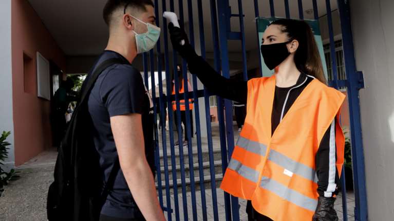 Ανοιχτά σχολεία: Πώς επιστρέφουν στα θρανία οι μαθητές γυμνασίων και λυκείων την 1η Φεβρουαρίου - Τα μέτρα πρόληψης