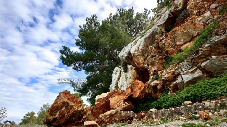 Ναύπλιο: Αποκολλήθηκε βράχος στην Ακροναυπλία - Επικίνδυνο το σημείο, εμφανής η διάβρωση [βίντεο-εικόνες]