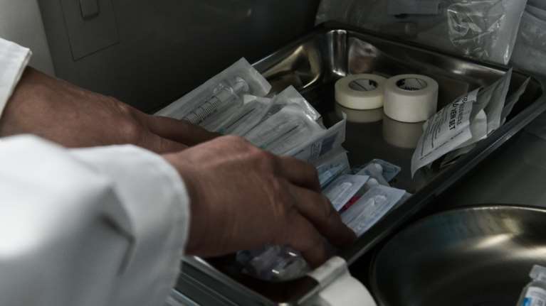 Κορονοϊός: Ανοίγει τη Δευτέρα η πλατφόρμα emvolio.gov.gr για τους άνω των 85 ετών