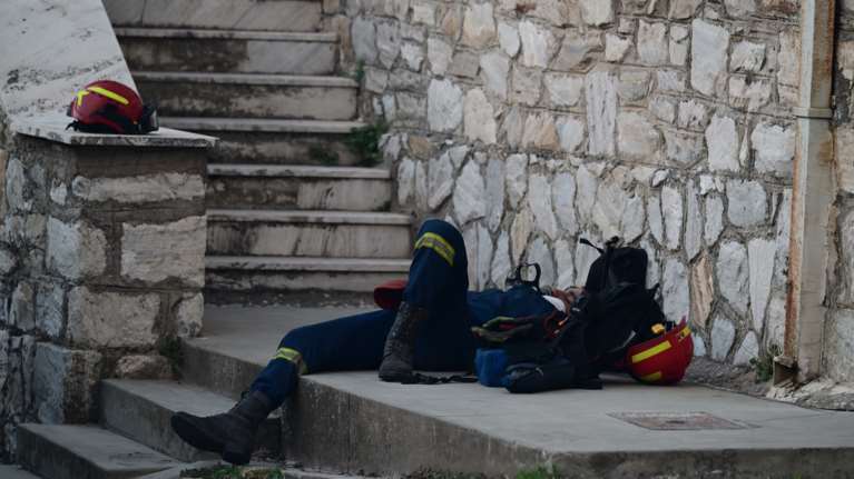 Φωτιά στην Αττική: Συγκλονίζει η εικόνα του εξαντλημένου πυροσβέστη μετά την ολονύχτια μάχη