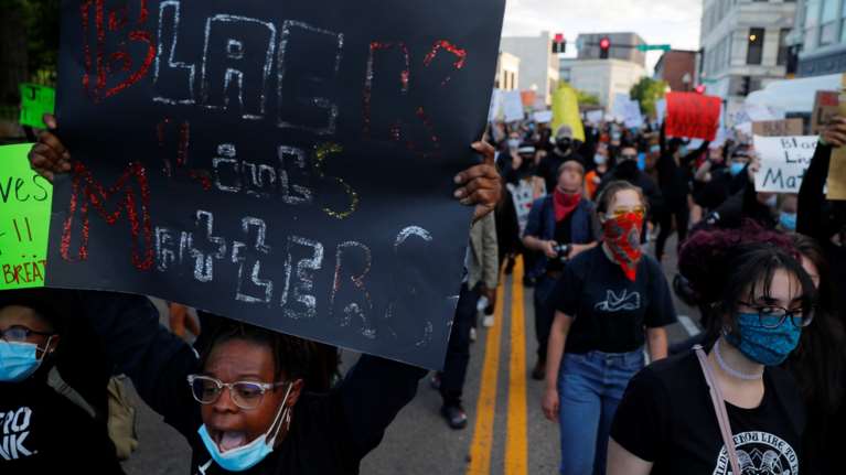 ΗΠΑ - Επιστήμονες: Φόβοι για δεύτερο κύμα κορονοϊού λόγω των μαζικών διαδηλώσεων