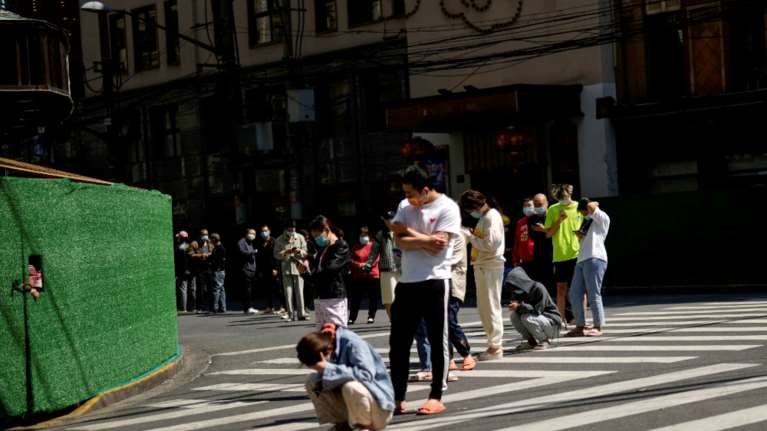 Σανγκάη: Συνεχίζεται το σκληρό lockdown - Ατελείωτες ουρές για PCR στην κινεζική μεγαλούπολη