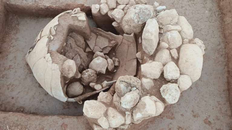 Σημαντικά αρχαιολογικά ευρήματα στη Ραφήνα - Βρέθηκε ταφή σε πίθο της Πρώιμης Εποχής του Χαλκού [εικόνες]