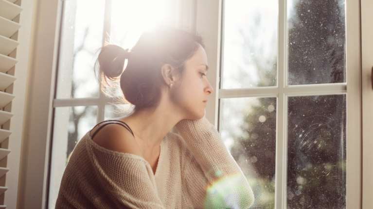 "Μα, δε φαίνεσαι να έχεις κάτι" - Η εξομολόγηση μιας κοπέλας σαν εμάς που πάσχει από μια "αόρατη" ασθένεια