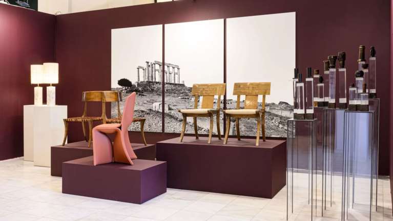 Η καρέκλα που απασχολεί όλη την Αθήνα: Τι ακριβώς παίζει στην Art Athena