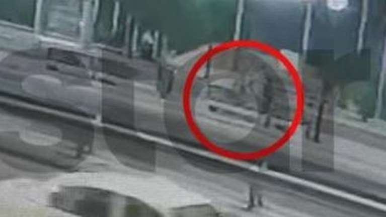 Παλαιό Φάληρο: Ξεσκονίζουν τα βίντεο για να δουν αν η μάνα είχε συνεργό - Στο κάδρο ακόμη ένα άτομο που φαίνεται πως γνώριζε