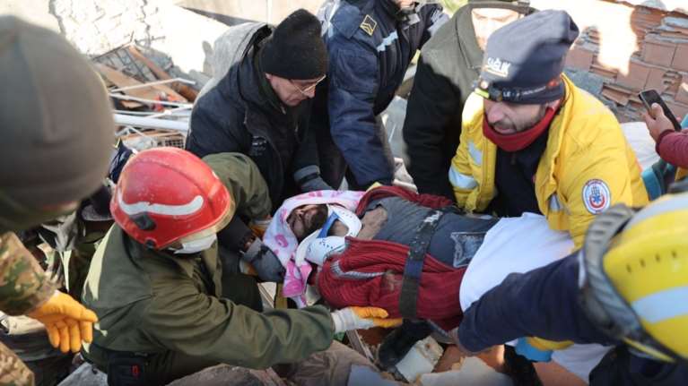 Σεισμός στην Τουρκία: Υπάρχει ελπίδα - Άνδρας ανασύρθηκε ζωντανός από τα χαλάσματα έπειτα από 102 ώρες