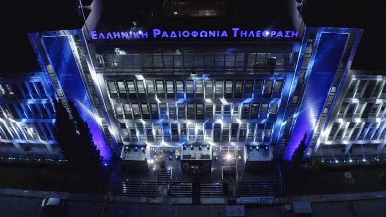 Στα χρώματα της γαλανόλευκης το Ραδιομέγαρο της ΕΡΤ