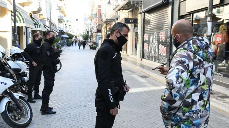 Τρομακτικές σκηνές στην Πάτρα: Μαχαίρωσαν ξένο φοιτητή στο κέντρο της πόλης για να τον κλέψουν