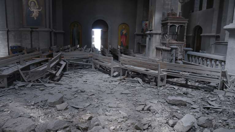 Ναγκόρνο-Καραμπάχ: Εικόνες θλίψης - Το Αζερμπαϊτζάν βομβάρδισε την ιστορική εκκλησία του Αγίου Σωτήρα