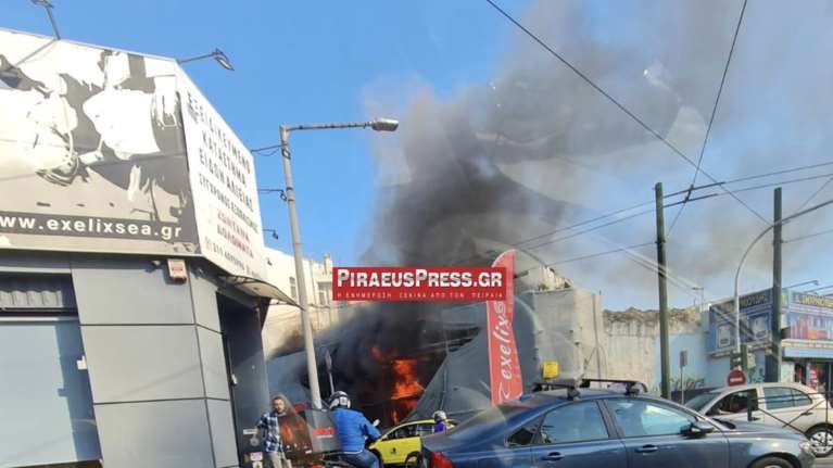 Συναγερμός στην Πυροσβεστική: Πυρκαγιά σε εγκαταλελειμένο κτίριο στον Πειραιά