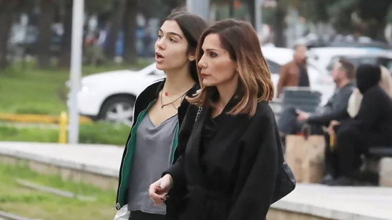 Μελίνα Νικολαΐδη: Με ανανεωμένα καρέ μαλλιά η 17χρονη, σε έξοδο με τη Δέσποινα Βανδή και τη φίλη της