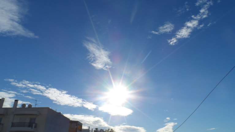 Καιρός: Μικρό καλοκαιράκι με άνοδο της θερμοκρασίας -  Πού θα έχει συννεφιά