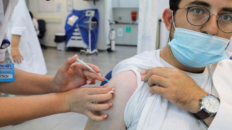 Το έξυπνο παράδειγμα του Ισραήλ: Πώς κατάφεραν να αποτρέψουν το 5ο κύμα κορονοϊού με την τρίτη δόση