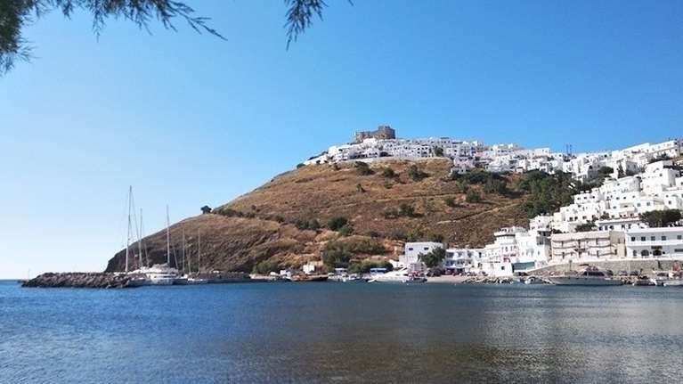 Το κορυφαίο &quot;μυστικό&quot; νησί με τα ασβεστωμένα σπίτια και τα πλακόστρωτα δρομάκια