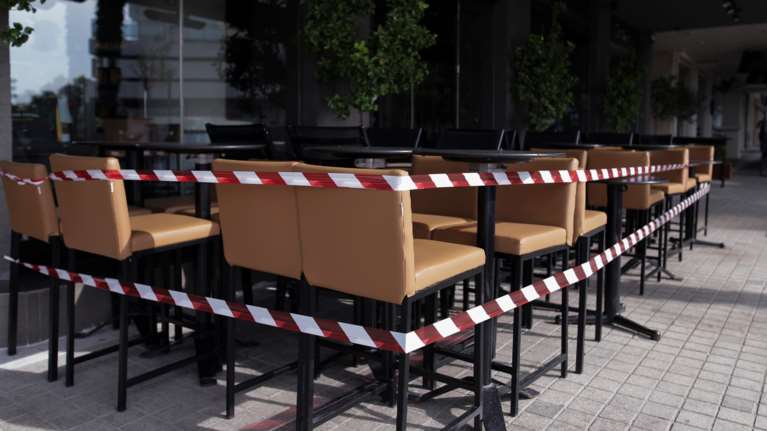 Κορονοϊός: Στο στόχαστρο των λοιμωξιολόγων οι μετακινήσεις από τις πορτοκαλί περιοχές- Πάνε για διασκέδαση στις πράσινες