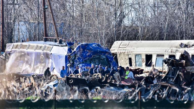 Τέμπη: Συγκλονίζει επιβάτης του 6ου βαγονιού από το μοιραίο Intercity - "Το μόνο που έβλεπες ήταν φωτιά που έκαιγε"