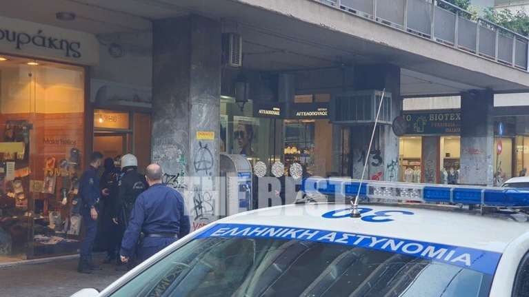 Πάτρα: Εισβολή αντεξουσιαστών στη ΝΟΔΕ για τον Κουφοντίνα - Πήγαν και έξω από την Περιφέρεια [εικόνες - βίντεο]