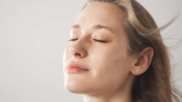 Πώς το πρόσωπο &quot;ξεφουσκώνει&quot; σε 14 μέρες – Η τροφή που πρέπει να αποκλείσεις