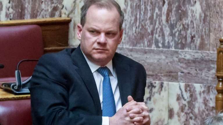 Tέμπη: Ο Βαγγέλης Βλάχος έστειλε σε δωροκάρτα το εισιτήριο του νεκρού αδερφού του στον Κώστα Αχ. Καραμανλή