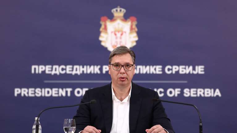 Βελιγράδι: Ο Βούτσις έκανε πίσω και απέσυρε το lockdown του Σαββατοκύριακου μετά την &quot;πολιορκία&quot; της Βουλής