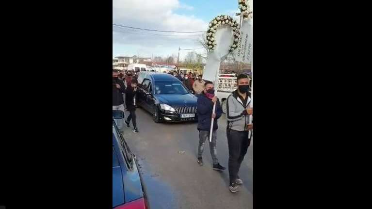 Θλίψη στην κηδεία του βασιλιά των Ρομά στα Τρίκαλα - Τελευταίο αντίο με τραγούδια του Βασίλη Καρρά [Βίντεο]