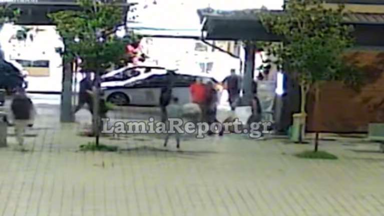 Λαμία: Αγριο ξύλο με κλωτσιές και μπουνιές μεταξύ Ρομά σε κεντρική πλατεία  - Τον χτύπησε στο κεφάλι με σίδερο