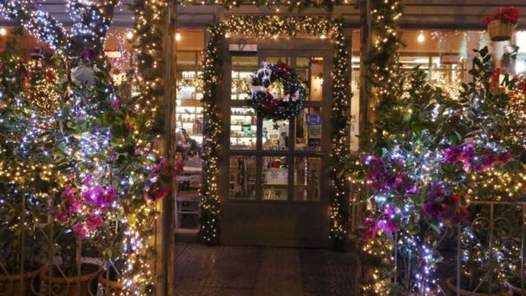 Πόσο ρεύμα &quot;καίνε&quot; τα χριστουγεννιάτικα λαμπάκια - Τι πρέπει να προσέχουμε όταν στολίζουμε το σπίτι μας