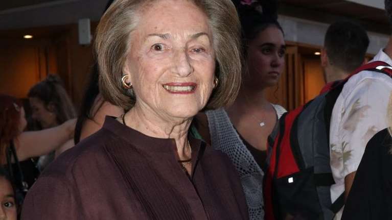 Η πρώτη δημόσια εμφάνιση της Δάφνης Σημίτη μετά τον θάνατο του συζύγου της και πρώην πρωθυπουργού