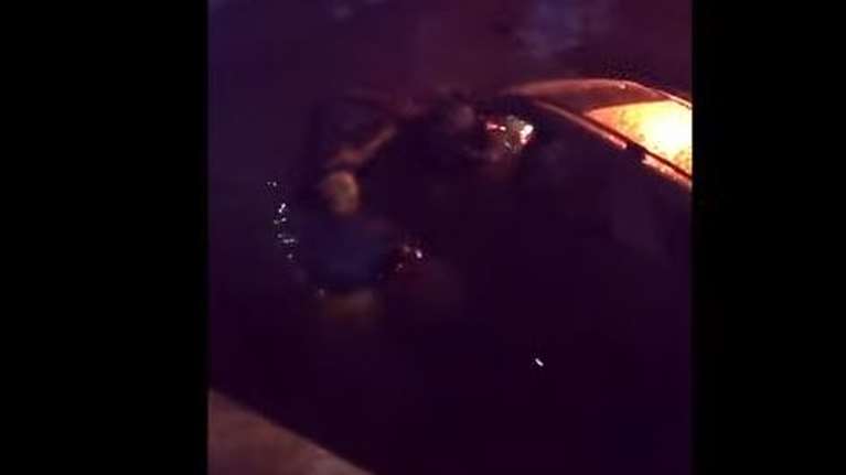 Πάρος: Αυτοκίνητο έπεσε στη θάλασσα βγαίνοντας από φέρι στο λιμάνι της Πούντας - Βίντεο