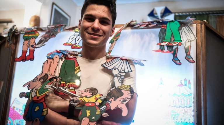 Θέατρο Σκιών: Ο 20χρονος καραγκιοζοπαίκτης που συνεχίζει την παράδοση - Ποιος είναι ο Μιχάλης Παπανικολάου [Εικόνες - Βίντεο]