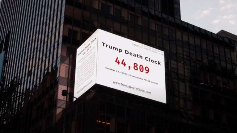 Κορονοϊός: "Το ρολόι των θανάτων εξαιτίας του Τραμπ" δεσπόζει στην Times Square [βίντεο]