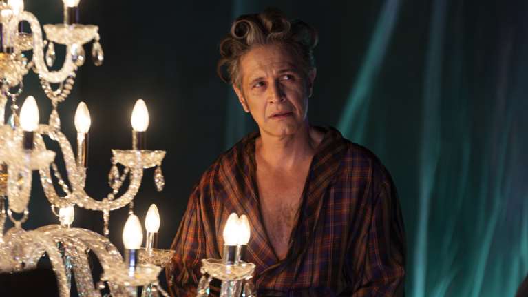 Ο Αιμίλιος Χειλάκης σαρώνει τα ανοιχτά θέατρα με μια ξεκαρδιστική κωμωδία