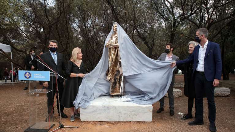 Η γλύπτρια του αγάλματος της Κάλλας απαντάει στην κριτική: &quot;Τίποτα από τα σχόλια δεν με αγγίζει&quot;