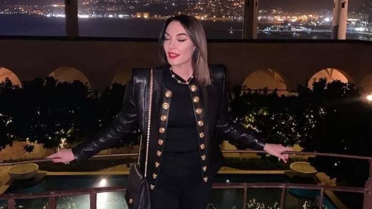 Τατιάνα Στεφανίδου: Με σιθρού πλισέ φούστα σε εκδήλωση στην Αθηναϊκή Ριβιέρα