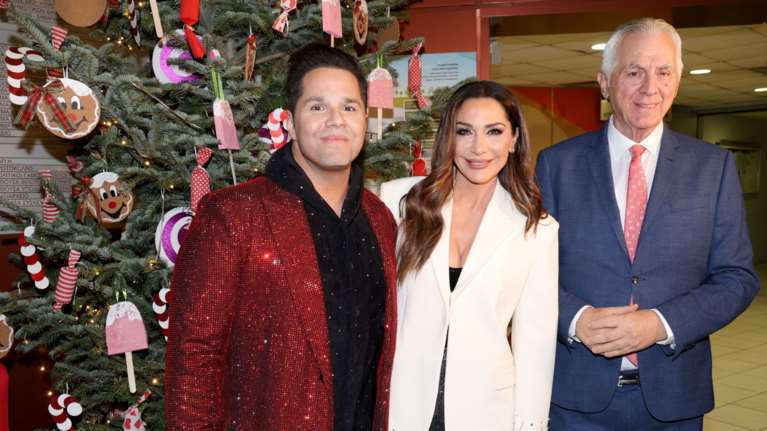 Δέσποινα Βανδή: Στη φωταγώγηση του χριστουγεννιάτικου δέντρου στο Περιστέρι – Φωτογραφίες στο πλευρό του Ανδρέα Παχατουρίδη και του Γιώργου Τσαλίκη