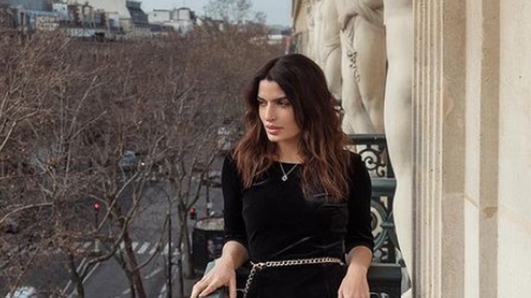 Tόνια Σωτηροπούλου: Ποζάρει στο Παρίσι με little black dress - Η ασυνήθιστη εμφάνιση