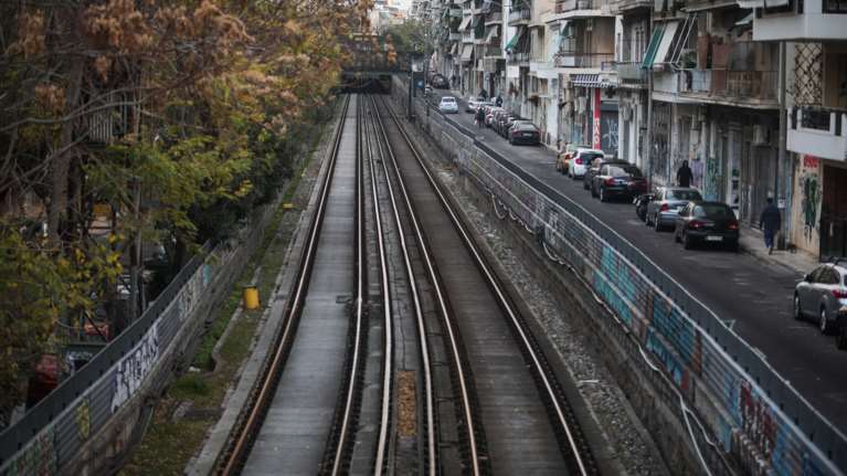 Συναγερμός στο Μοσχάτο: Συρμός &quot;πνίγηκε&quot; στους καπνούς - Εκκενώθηκε το βαγόνι, έσβησε τη φωτιά ο οδηγός