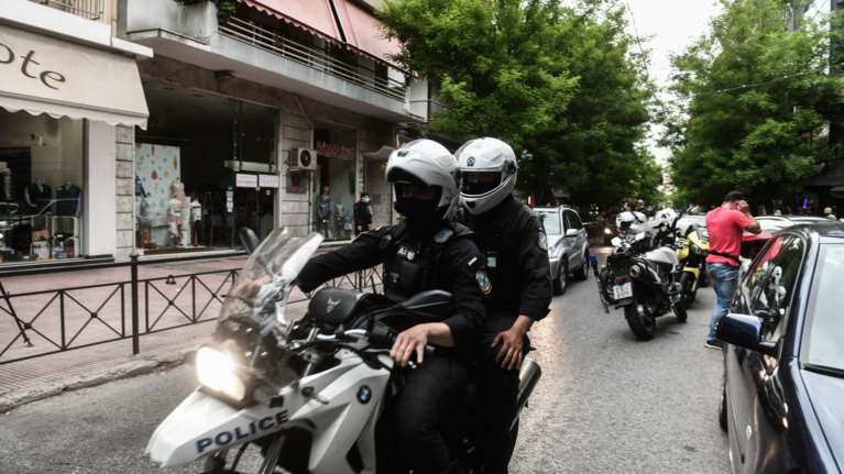 Συμμορία ρήμαζε σπίτια στην Ηλιούπολη - Μπήκαν σε διαμέρισμα από υδρορροή και τους έπιασαν επ&#39; αυτοφώρω