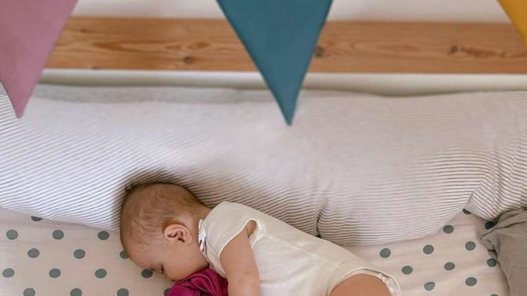 Η Μαίρη Συνατσάκη φωτογραφίζει την κόρη της ενώ κοιμάται και το Instagram "λιώνει" [εικόνες]