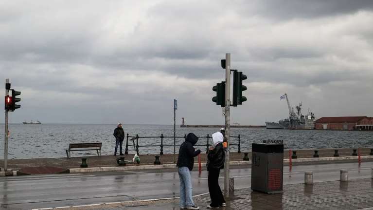 Ο καιρός τη Δευτέρα: Τοπικές βροχές και καταιγίδες από πρωινές ώρες - Σε κανονικά επίπεδα η θερμοκρασία