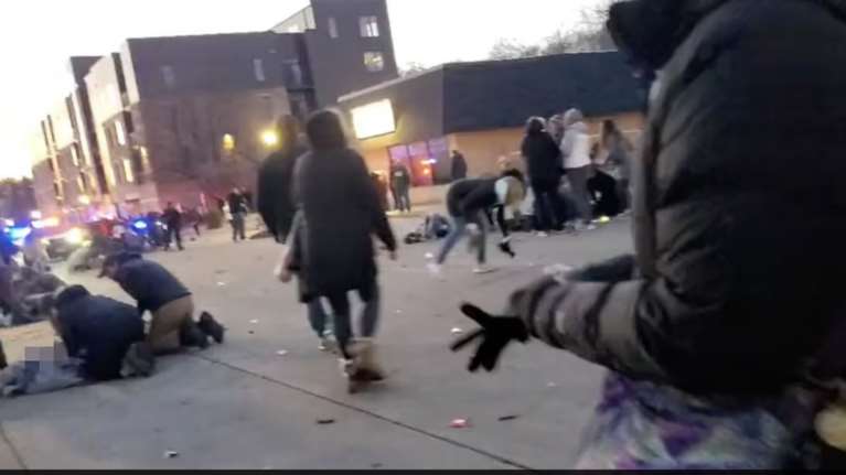 Μακελειό στο Ουισκόνσιν: Η στιγμή που το κόκκινο SUV πέφτει πάνω στο πλήθος στη χριστουγεννιάτικη παρέλαση [σκληρές εικόνες]